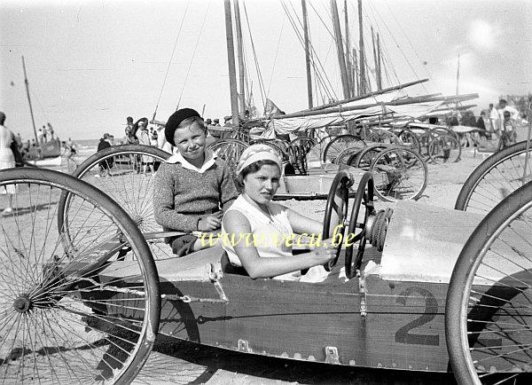 photo ancienne  de char à voile  Char à voile à la côte Belge