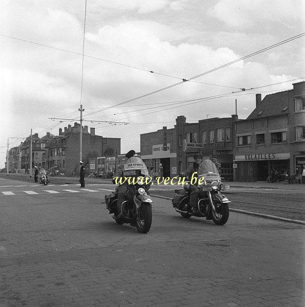 Photo ancienne  de sport cycliste  Les reporters du journal les sports lors du Tour de France 1954