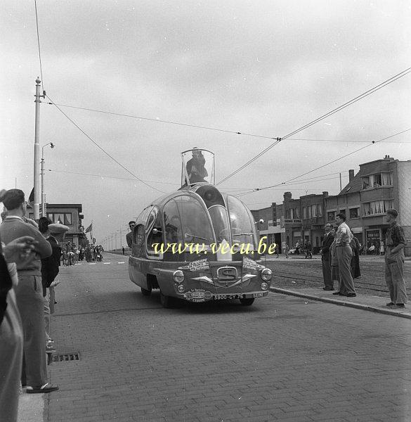 photo ancienne  de sport cycliste  Le bus du journal l'équipe lors du tour de France 1954