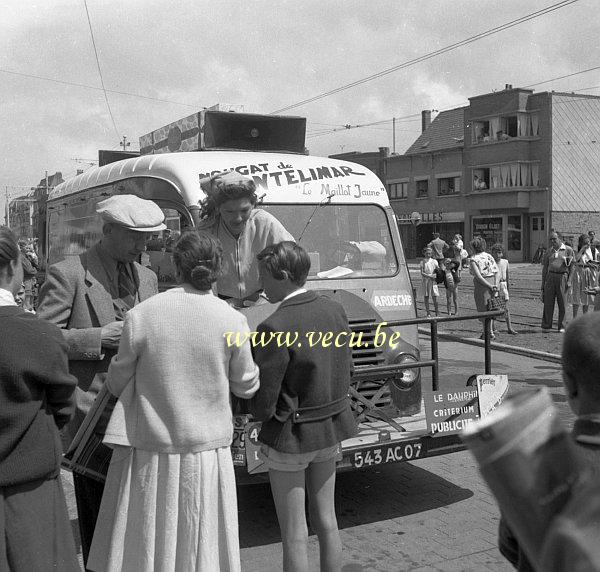 photo ancienne  de sport cycliste  Caravane publicitaire. La camionette du journal le dauphiné libéré.