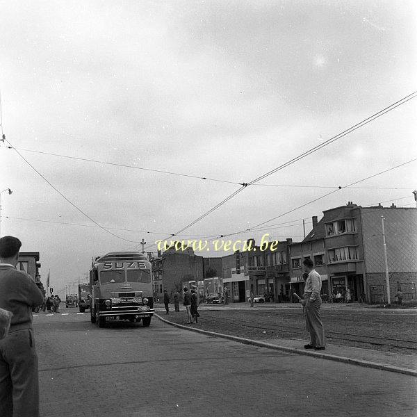 photo ancienne  de sport cycliste  La caravane publicitaire.