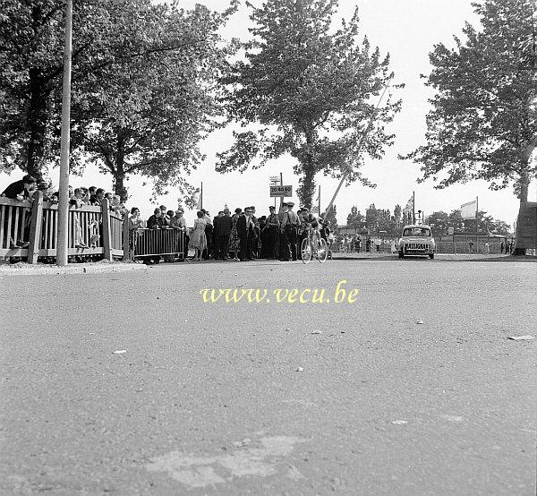 photo ancienne  de sport cycliste  Imerio Massignan lors de le l'étape du tour à Bruxelles en 1960