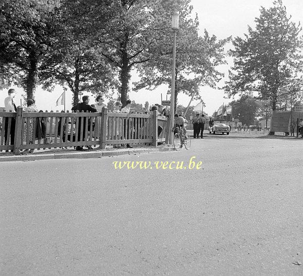 photo ancienne  de sport cycliste  Jean Forestier lors de l'étape du tour de France à Bruxelles en 1960