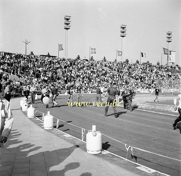 photo ancienne  de sport cycliste  Le tour d'honneur à la fin de l'étape du tour de France à Bruxelles