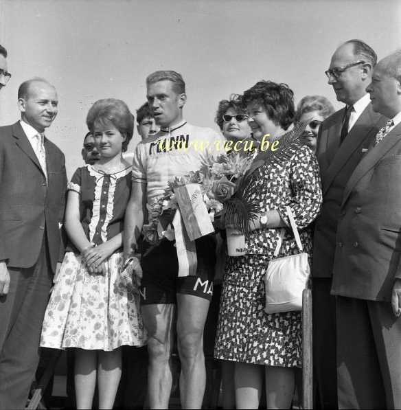 photo ancienne  de sport cycliste  Jos Vloeberghs vainqueur du Circuit du Brabant Occidental le 10 juin 1962