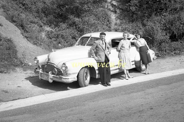 photo ancienne  de Buick  photo de famille devant la buick