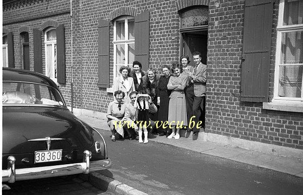 photo ancienne  de Chevrolet  On pose devant la nouvelle Chevrolet