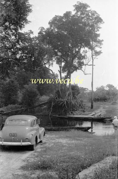 photo ancienne  de Chevrolet  Une chevrolet 4 doors sedan 47 attend que le bac posé sur des pirogues soit prêt