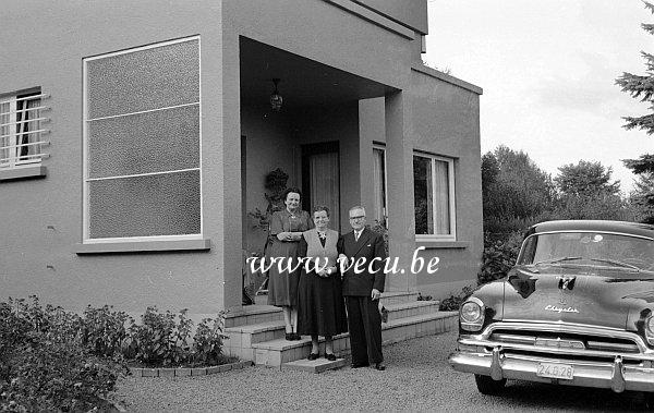 photo ancienne  de Chrysler  La Chrysler devant la porte