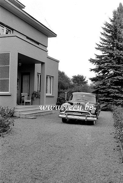 photo ancienne  de Chrysler  La Chrysler devant la porte