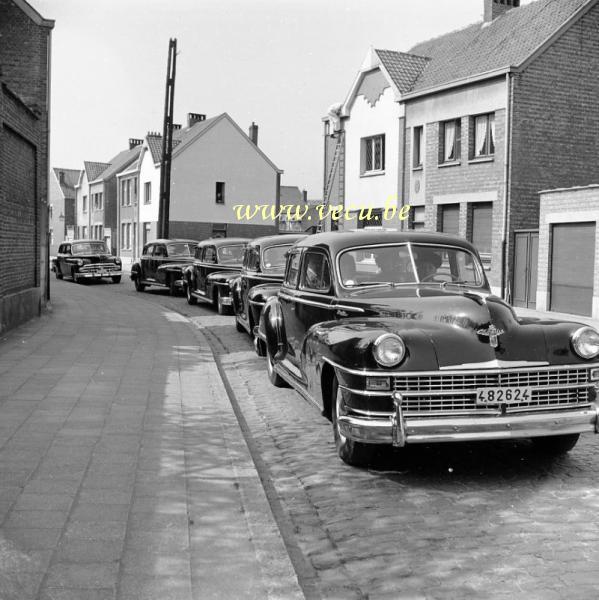 photo ancienne  de Chrysler  Chrysler New yorker modèle 1948 dans un convoi de mariage