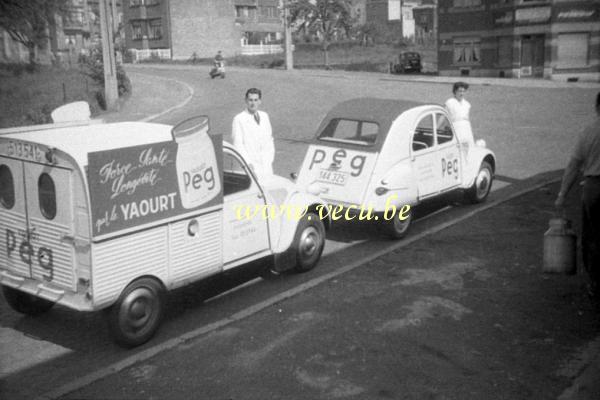 photo ancienne  Les 2cv aux couleurs du yaourt Peg