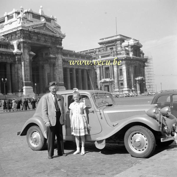 photo ancienne  Traction avant devant le palais de justice