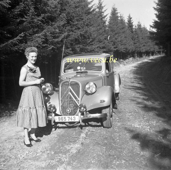 photo ancienne  Promenade en forêt avec la Traction Avant