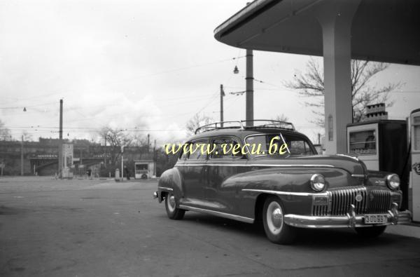 photo ancienne  DeSoto Desoto Suburban S-11c à la pompe à essence