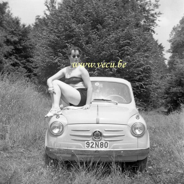 photo ancienne  de Fiat  Pin-up sur le capot de la Fiat 600