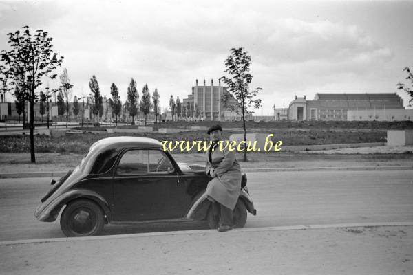 photo ancienne  de Fiat  Pose devant la nouvelle Fiat topolino 