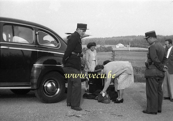 photo ancienne  de Ford  Fouille des douaniers