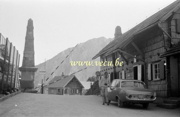 photo ancienne  de Ford  Pose devant la Taunus