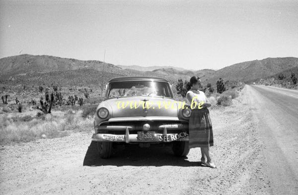 photo ancienne  de Ford  Sedan 1952 au milieu du désert