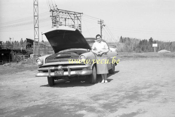 photo ancienne  de Ford  Sedan 1952. Le moteur chauffe