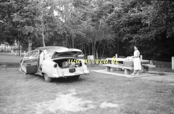 photo ancienne  de Ford  Sedan 1952 