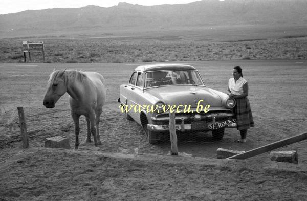 photo ancienne  de Ford  Sedan 1952 