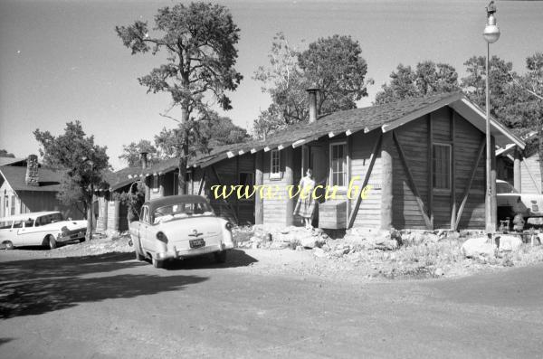 photo ancienne  de Ford  Sedan 1952 