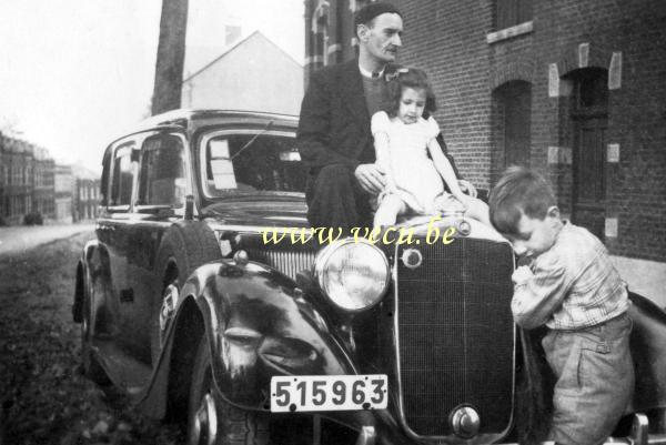 photo ancienne  de Mercedes  Devant et sur la nouvelle Mercedes