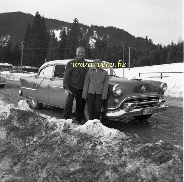 photo ancienne  d'Oldsmobile  Petite pose devant l'Oldsmobile