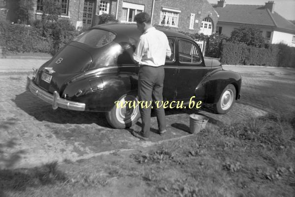 photo ancienne  de Peugeot  Nettoyage de la Peugeot 203 