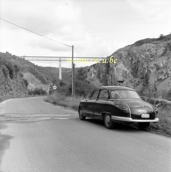 photo ancienne  de Panhard  Panhard Dyna z au pied du viaduc des fades