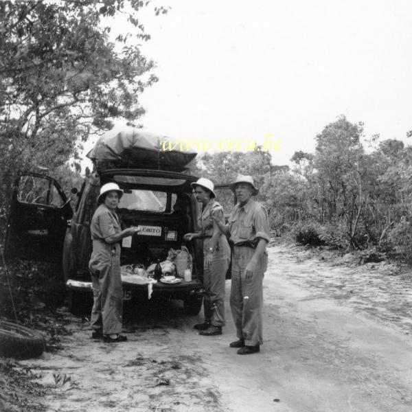 photo ancienne  de Renault  Picnique à côté de la Colorale sur la route entre Lobito et Elisabethville
