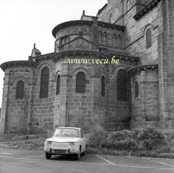 photo ancienne  de Renault  Renault 8 devant l'église romane de Saint Nectaire