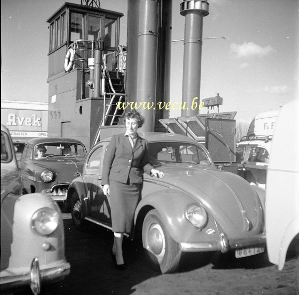 photo ancienne  de Volkswagen  Cocinelle sur  le bac traversant l'Escaut