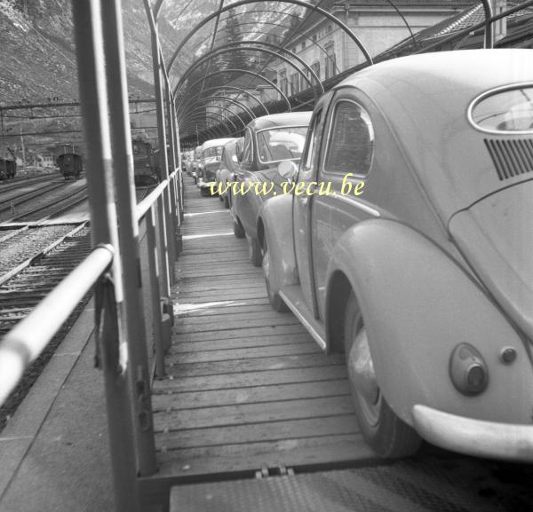 photo ancienne  de Volkswagen  Coccinelle sur le train