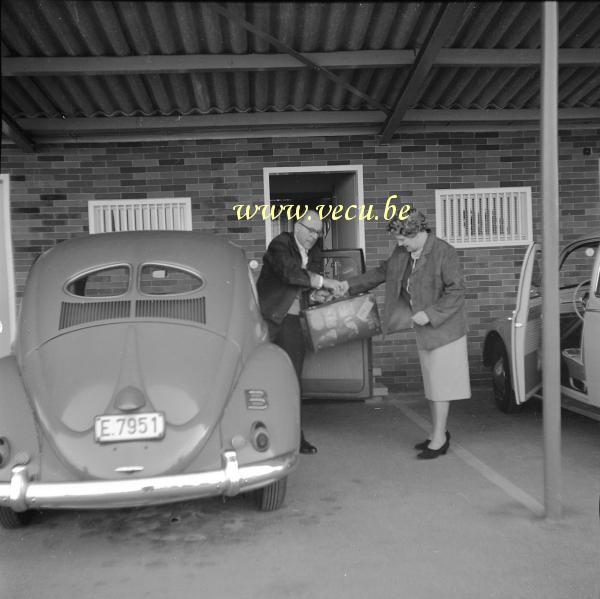 photo ancienne  de Volkswagen  Vw coccinelle - Arrivée à l'hôtel