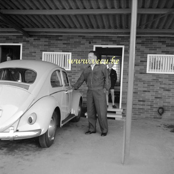 photo ancienne  de Volkswagen   Vw coccinelle - Arrivée à l'hôtel