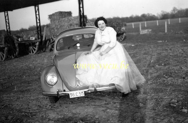 photo ancienne  de Volkswagen  La mariée pose sur la Cocinelle