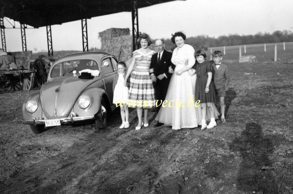 photo ancienne  de Volkswagen  Photo de famille autour de la mariée et de la cocinnelle
