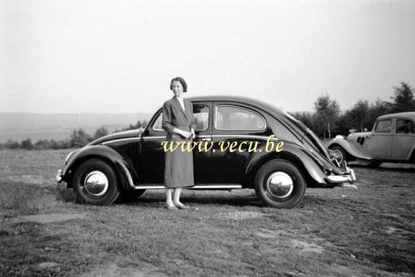 photo ancienne  de Volkswagen  Petite promenade avec la nouvelle coccinelle
