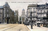 carte postale de Bruxelles La Rue de la Régence, au fond, le Palais de Justice