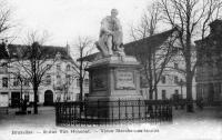 carte postale de Bruxelles Statue Van Helmont  - Nouveau marché aux grains