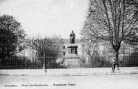 carte postale de Bruxelles Place des Barricades. - Monument Vésale