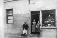 postkaart van Evere Magasin rue Dekoster au coin de la place de la paix