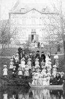 postkaat van  De Pastorie. Kinderen en hun moeders na de eerste communiedag.