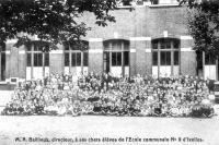 carte postale ancienne de Ixelles Ecole N°9 d'Ixelles (rue Américaine) - M.A. Baillieux, directeur, et ses élèves