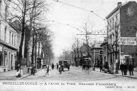 carte postale ancienne de Uccle A l'arrêt du tram, chaussée d'Alsemberg