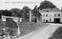 carte postale ancienne de Waterloo Vue intérieure d'Hougoumont. La ferme, la chapelle et le puits aux cadavres