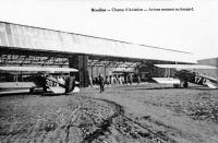 carte postale ancienne de Nivelles Champ d'Aviation  - Avions rentrant au hangar